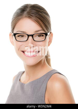 Lunettes lunettes verres happy woman looking at camera avec grand sourire. Close up portrait of smiling business woman face modèle isolé sur fond blanc. Mixed Race Asian Caucasian businesswoman. Banque D'Images