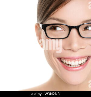 Femme portant des lunettes à la plaisir de côté. Lunettes de soleil femme avec grand sourire portant des lunettes. Portrait de femme modèle lunettes isolé sur fond blanc. Young Asian Woman Banque D'Images