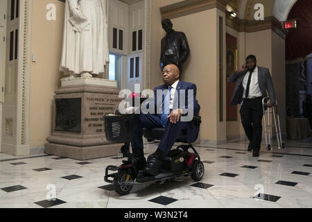 Washington, District de Columbia, Etats-Unis. 16 juillet, 2019. Représentant des États-Unis Elijah Cummings (démocrate du Maryland) fait son chemin à l'étage de la Chambre pour un vote concernant les tweets des États-Unis Le président Donald J. Trump sur la colline du Capitole à Washington, DC, États-Unis, le 16 juillet 2019. Credit : Stefani Reynolds/CNP/ZUMA/Alamy Fil Live News Banque D'Images