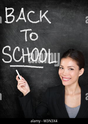 Tableau noir Tableau Retour à l'école enseignant ou étudiant de l'université femme. L'école des femmes l'enseignement l'enseignant ou étudiant girl Retour à l'École d'écriture du texte. Caucase Asie multi-ethnique en fonction du modèle Banque D'Images