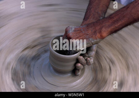 Un artisan qui clayware traditionnels à l'aide de la roue tournante, dans un village, dans le désert du Thar, dans la province de Sindh, au Pakistan. Le 26 avril 2005. Banque D'Images