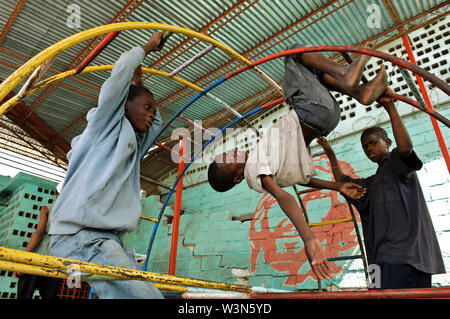 Enfants jouant au Business Centre Don Bosco, dans la capitale Port-au-Prince, en Haïti. Le 5 février 2010. L'installation fait partie d'un plus grand complexe qui a été en grande partie détruit au cours de la magnitude 7,3 tremblement de terre qui a frappé Haïti le 12 janvier 2010. De nombreux enfants et le personnel ont été tués au cours de la catastrophe et le composé est en ce moment à l'abri plus de 100 personnes déplacées par le séisme. Selon un rapport du Gouvernement haïtien, plus de 212, 000 personnes ont été tuées ; 1,1 millions de sans-abri par le séisme et environ 450, 000 des personnes déplacées sont des enfants. Banque D'Images