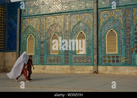 Une femme afghane en burqa et une fille marcher dans la cour de la Mosquée Bleue ou 'le tombeau de Hazrat Ali', à Mazar-e-Sharif, dans le nord de la province de Balkh. Le Sanctuaire, dédié à Hazrat Ali, fils du prophète Muhammad-dans-la loi et le premier chef spirituel des musulmans chiites, est fréquenté par les musulmans chiites et sunnites, et déborde d'activité, 24 heures par jour. L'Afghanistan. Le 26 juin 2007. Banque D'Images