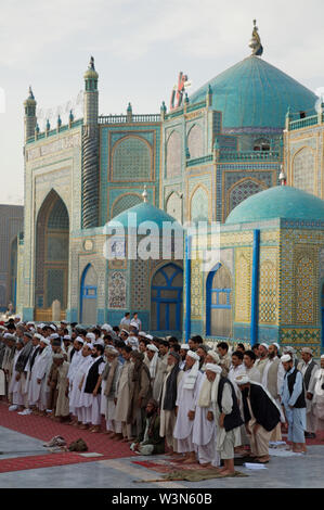 Les musulmans afghans priant au cour de la Mosquée Bleue ou 'le tombeau de Hazrat Ali', à Mazar-e-Sharif, dans le nord de la province de Balkh. Le Sanctuaire, dédié à Hazrat Ali, fils du prophète Muhammad-dans-la loi et le premier chef spirituel des musulmans chiites, est fréquenté par les musulmans chiites et sunnites, et déborde d'activité, 24 heures par jour. L'Afghanistan. Le 26 juin 2007. Banque D'Images