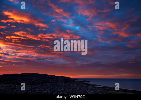 Le lever du soleil sur la plage St Kilda et Océan Pacifique, Dunedin, Otago, île du Sud, Nouvelle-Zélande Banque D'Images