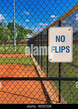 Pas de flips signe en une petite ligue ou terrain de softball balle lente sur un ciel bleu avec des nuages blancs jour puffy. Prises de l'intérieur de la fosse. En voyant Banque D'Images