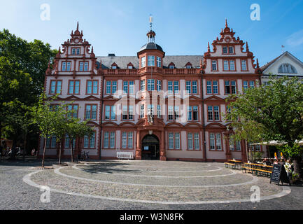 Mainz, Allemagne. 16 juillet, 2019. Vue sur le bâtiment historique 'Zum Römischen Kaiser', qui abrite le Musée Gutenberg. La discussion publique à propos du musée est devenu calme : environ une année et un trimestre après le référendum contre le très controversé sur la tour biblique Domplatz, un atelier a du mal à imaginer un nouveau concept pour l'exposition d'importance internationale. Crédit : Andreas Arnold/dpa/Alamy Live News Banque D'Images