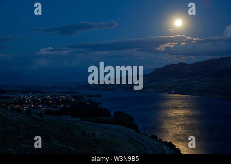 Supermoon s'élève au-dessus de Lake Dunstan et Pisa Moorings, près de Cromwell, Central Otago, île du Sud, Nouvelle-Zélande Banque D'Images