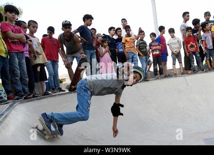 (190717) -- DAMAS, le 17 juillet 2019 (Xinhua) -- Un garçon skateboards pendant l'ouverture du premier skateparc à Damas, Syrie, Juillet 15, 2019. Le skatepark a été co-construite par SOS Villages d'enfants en Syrie, la Fondation allemande de l'aide de patins et de merveilles à travers le monde, une organisation internationale indépendante et à but non lucratif. Le parc, qui a été officiellement ouverte le lundi, a été achevée en 26 jours dans un espace abandonné près d'une zone résidentielle qui a connu certains actes de rébellion dans les premières années de la guerre de huit ans en Syrie. Pour aller avec 'caractéristique : Premier skatepark ajoute de nouvelles dimensions à l'al. Banque D'Images