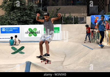 (190717) -- DAMAS, le 17 juillet 2019 (Xinhua) -- des jeunes au cours de planche à roulettes l'ouverture du premier skateparc à Damas, Syrie, Juillet 15, 2019. Le skatepark a été co-construite par SOS Villages d'enfants en Syrie, la Fondation allemande de l'aide de patins et de merveilles à travers le monde, une organisation internationale indépendante et à but non lucratif. Le parc, qui a été officiellement ouverte le lundi, a été achevée en 26 jours dans un espace abandonné près d'une zone résidentielle qui a connu certains actes de rébellion dans les premières années de la guerre de huit ans en Syrie. Pour aller avec 'caractéristique : Premier skatepark ajoute de nouvelles dimensio Banque D'Images