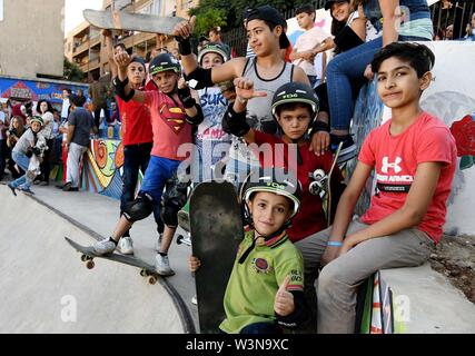 (190717) -- DAMAS, le 17 juillet 2019 (Xinhua) -- les enfants posent pour des photos lors de l'ouverture du premier skateparc à Damas, Syrie, Juillet 15, 2019. Le skatepark a été co-construite par SOS Villages d'enfants en Syrie, la Fondation allemande de l'aide de patins et de merveilles à travers le monde, une organisation internationale indépendante et à but non lucratif. Le parc, qui a été officiellement ouverte le lundi, a été achevée en 26 jours dans un espace abandonné près d'une zone résidentielle qui a connu certains actes de rébellion dans les premières années de la guerre de huit ans en Syrie. Pour aller avec 'caractéristique : Premier skatepark ajoute de nouvelles dimensi Banque D'Images