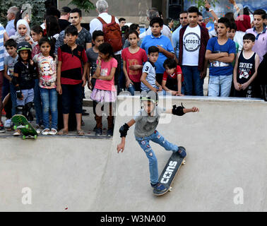 (190717) -- DAMAS, le 17 juillet 2019 (Xinhua) -- Un garçon skateboards pendant l'ouverture du premier skateparc à Damas, Syrie, Juillet 15, 2019. Le skatepark a été co-construite par SOS Villages d'enfants en Syrie, la Fondation allemande de l'aide de patins et de merveilles à travers le monde, une organisation internationale indépendante et à but non lucratif. Le parc, qui a été officiellement ouverte le lundi, a été achevée en 26 jours dans un espace abandonné près d'une zone résidentielle qui a connu certains actes de rébellion dans les premières années de la guerre de huit ans en Syrie. Pour aller avec 'caractéristique : Premier skatepark ajoute de nouvelles dimensions à l'al. Banque D'Images