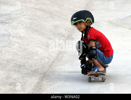 (190717) -- DAMAS, le 17 juillet 2019 (Xinhua) -- un enfant skateboards pendant l'ouverture du premier skateparc à Damas, Syrie, Juillet 15, 2019. Le skatepark a été co-construite par SOS Villages d'enfants en Syrie, la Fondation allemande de l'aide de patins et de merveilles à travers le monde, une organisation internationale indépendante et à but non lucratif. Le parc, qui a été officiellement ouverte le lundi, a été achevée en 26 jours dans un espace abandonné près d'une zone résidentielle qui a connu certains actes de rébellion dans les premières années de la guerre de huit ans en Syrie. Pour aller avec 'caractéristique : Premier skatepark ajoute de nouvelles dimensions à Banque D'Images