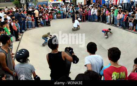 (190717) -- DAMAS, le 17 juillet 2019 (Xinhua) -- des jeunes au cours de planche à roulettes l'ouverture du premier skateparc à Damas, Syrie, Juillet 15, 2019. Le skatepark a été co-construite par SOS Villages d'enfants en Syrie, la Fondation allemande de l'aide de patins et de merveilles à travers le monde, une organisation internationale indépendante et à but non lucratif. Le parc, qui a été officiellement ouverte le lundi, a été achevée en 26 jours dans un espace abandonné près d'une zone résidentielle qui a connu certains actes de rébellion dans les premières années de la guerre de huit ans en Syrie. Pour aller avec 'caractéristique : Premier skatepark ajoute de nouvelles dimensio Banque D'Images