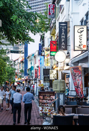 Singapour, Singapour - le 14 mars 2019 : Les gens se promener autour de la après le travail de divertissement de Boat Quay dans le quartier des affaires. Banque D'Images