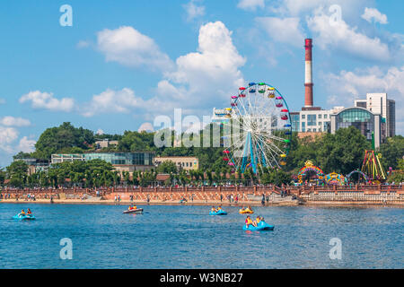 VLADIVOSTOK, Russie - le 23 juin 2019 : lieu touristique populaire lieu de promenade et de remblai Sportivnaya - la ville russe de Vladivostok dans Flandre Orientale Banque D'Images