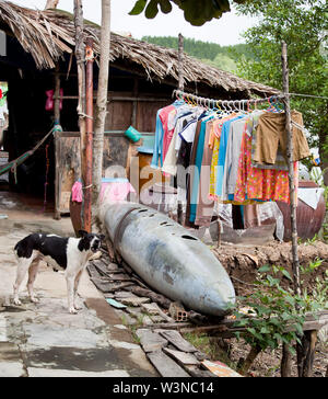 Un chien aboie à l'extérieur de sa maison dans le sud du Vietnam dans un village près de Ho Chi Minh Ville. Banque D'Images