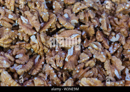 Noix fraîches graines dans une pile sur l'affichage pour la vente. Aliments naturels biologiques sains. Fond de couleur brun ou le modèle. Banque D'Images