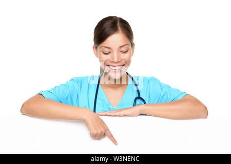Belle jeune femme médecin au pointage copyspace over white background Banque D'Images
