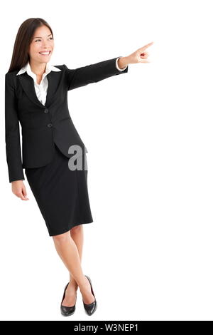 Toute la longueur de young businesswoman pointing at copyspace isolé sur fond blanc Banque D'Images