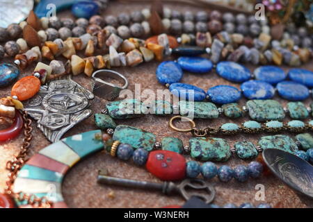 Durham, CT / USA - 24 juin 2019 : Bijoux Vintage en vente sur un marché aux puces Banque D'Images