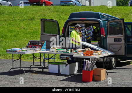 Durham, CT / USA - 24 juin 2019 : vendeur dans un marché aux puces packs ses marchandises pour la journée Banque D'Images