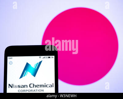 Dans cette photo illustration le logo Nissan Chemical Corporation est vu affichée sur un smartphone Banque D'Images