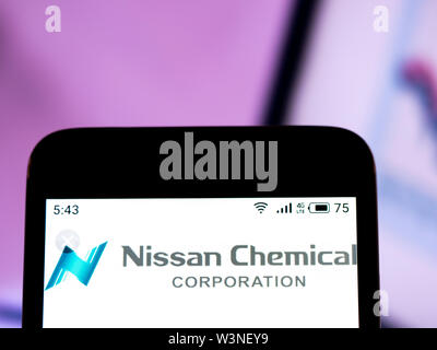 Dans cette photo illustration le logo Nissan Chemical Corporation est vu affichée sur un smartphone Banque D'Images