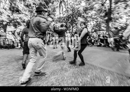 Le typique "cueca" danseuses à Santiago du Chili, est la danse traditionnelle au Chili et chaque 18 septembre à cause de fêtes nationales Banque D'Images