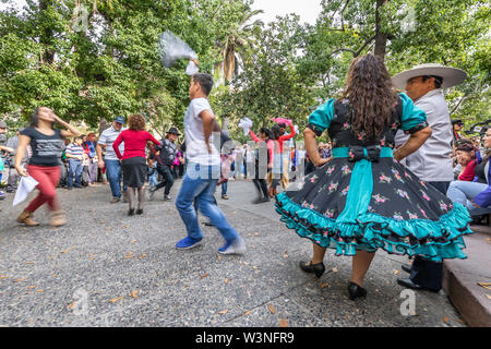 Le typique "cueca" danseuses à Santiago du Chili, est la danse traditionnelle au Chili et chaque 18 septembre à cause de fêtes nationales Banque D'Images