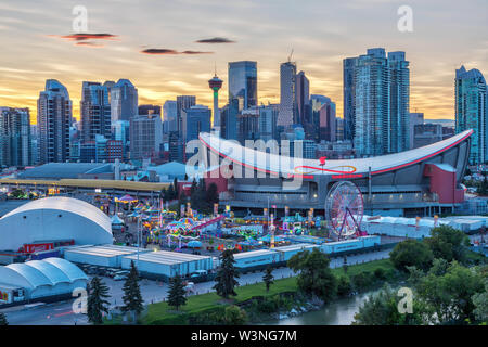 CALGARY, CANADA - LE 14 JUILLET 2019 : Coucher de soleil sur l'horizon avec Calgary Stampede annuel événement au Saddledome. Le Stampede de Calgary est renowne Banque D'Images