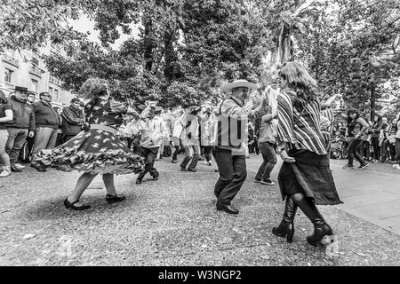 Le typique "cueca" danseuses à Santiago du Chili, est la danse traditionnelle au Chili et chaque 18 septembre à cause de fêtes nationales Banque D'Images