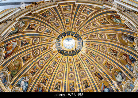 La Basilique St Pierre vue intérieure du Dôme dans la Cité du Vatican Banque D'Images