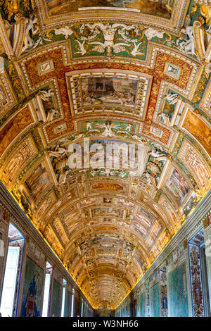 Les peintures sur le plafond dans la galerie des cartes, au Musée du Vatican Banque D'Images