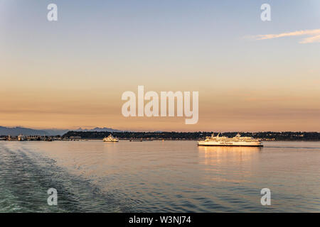 DELTA, CANADA - 12 JUILLET 2019 : bcferries bateau en eau libre près du terminal Tsawwassen Ferry promenade au coucher du soleil. Banque D'Images