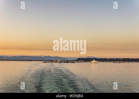 DELTA, CANADA - 12 JUILLET 2019 : bcferries bateau en eau libre près du terminal Tsawwassen Ferry promenade au coucher du soleil. Banque D'Images