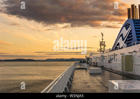 DELTA, CANADA - 12 JUILLET 2019 : bcferries bateau en eau libre près du terminal Tsawwassen Ferry promenade au coucher du soleil. Banque D'Images