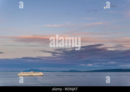 DELTA, CANADA - 12 JUILLET 2019 : bcferries bateau en eau libre près du terminal Tsawwassen Ferry promenade au coucher du soleil. Banque D'Images