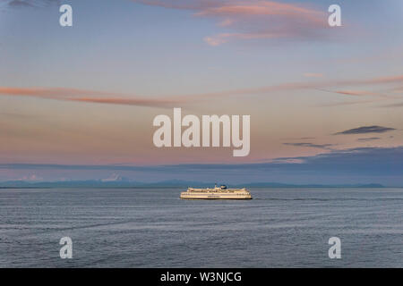 DELTA, CANADA - 12 JUILLET 2019 : bcferries bateau en eau libre près du terminal Tsawwassen Ferry promenade au coucher du soleil. Banque D'Images