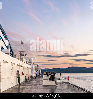 DELTA, CANADA - 12 JUILLET 2019 : bcferries bateau en eau libre près du terminal Tsawwassen Ferry promenade au coucher du soleil. Banque D'Images