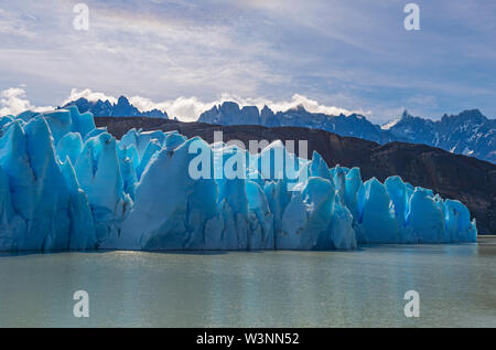 Paysage du Glacier Grey en été par Lago gris avec des sommets des Andes à l'arrière-plan, le parc national Torres del Paine, en Patagonie, au Chili. Banque D'Images