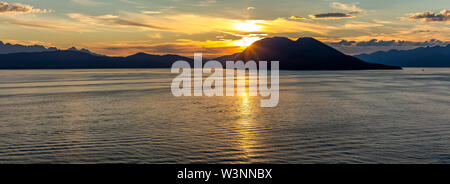 Coucher du soleil en Alaska avec coucher de soleil derrière la montagne et rayons de soleil sur l'eau Banque D'Images