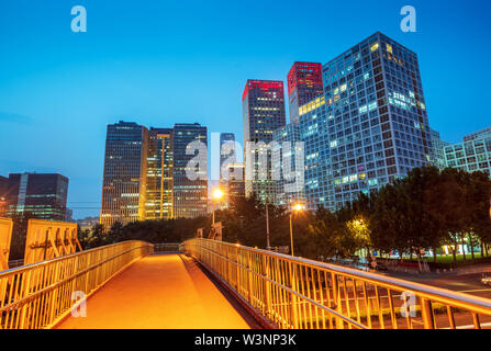 Des sentiers de lumière sur la rue au quartier central des affaires de Pékin la nuit à Beijing, Chine. Banque D'Images