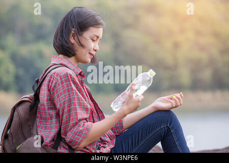 Touriste sac à dos avec de l'eau potable dans la nature Banque D'Images