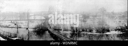 Les crues de la rivière Coldwater en 1908 avec Peerless Portland Cement Company de fer étroit à l'avant-plan. Banque D'Images