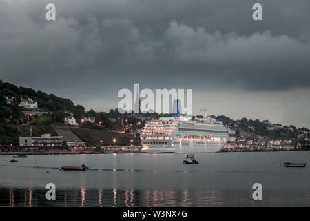 Cobh, Cork, Irlande. 17 juillet, 2019. P&O Cruise ship Oriana avec 1 800 passagers amarré au quai en eau profonde au cours d'une nuitée à Cobh, dans le comté de Cork, Irlande. Crédit : David Creedon/Alamy Live News Banque D'Images