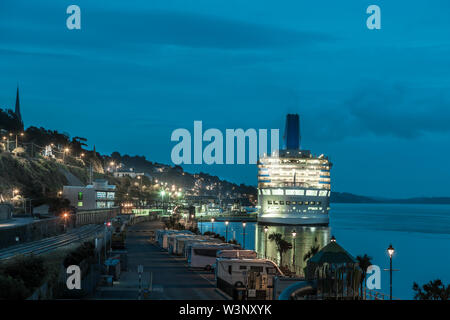 Cobh, Cork, Irlande. 17 juillet, 2019. P&O Cruise ship Oriana avec 1 800 passagers amarré au quai en eau profonde au cours d'une nuitée à Cobh, dans le comté de Cork, Irlande. Crédit : David Creedon/Alamy Live News Banque D'Images