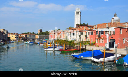 L'île de San Pietro avec sa curieuse Tour de Pise, Venise. Banque D'Images