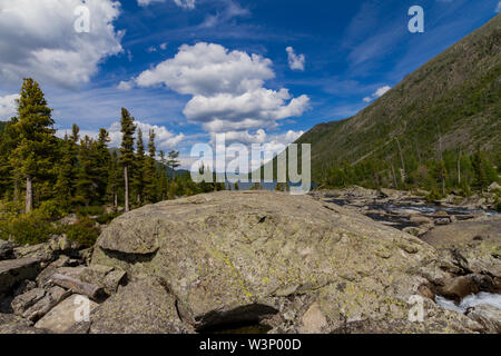 Multinsky les lacs de montagnes de l'Altaï. Paysage pittoresque avec pierre énorme sur la vue de face. L'heure d'été. Banque D'Images