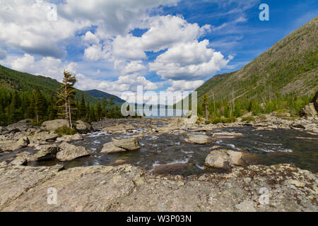 Multinsky averadge dans le lac montagnes de l'Altaï. Paysage pittoresque avec rapide transparent l'écoulement de l'eau par des pierres. L'heure d'été. Banque D'Images